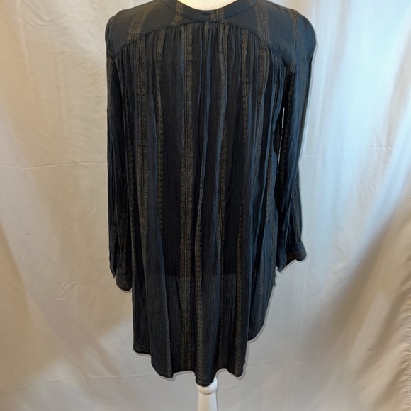 Free People women’s size Small flowy tunic w/ 5 buttons charcoal crinkle fabric - Picture 2 of 6